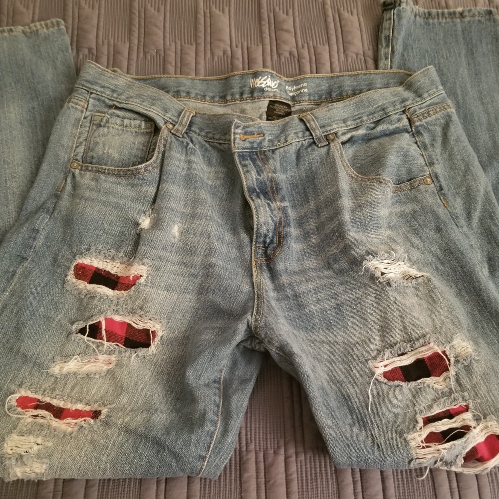 Destroyed jeans